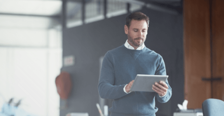 Homem utilizando um sistema de automação