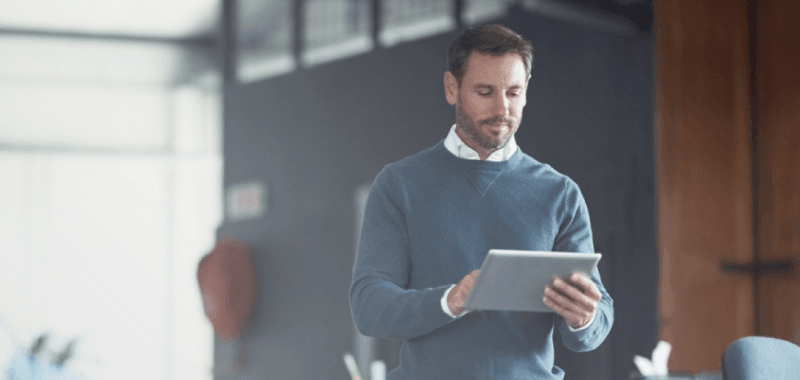 Homem utilizando um sistema de automação