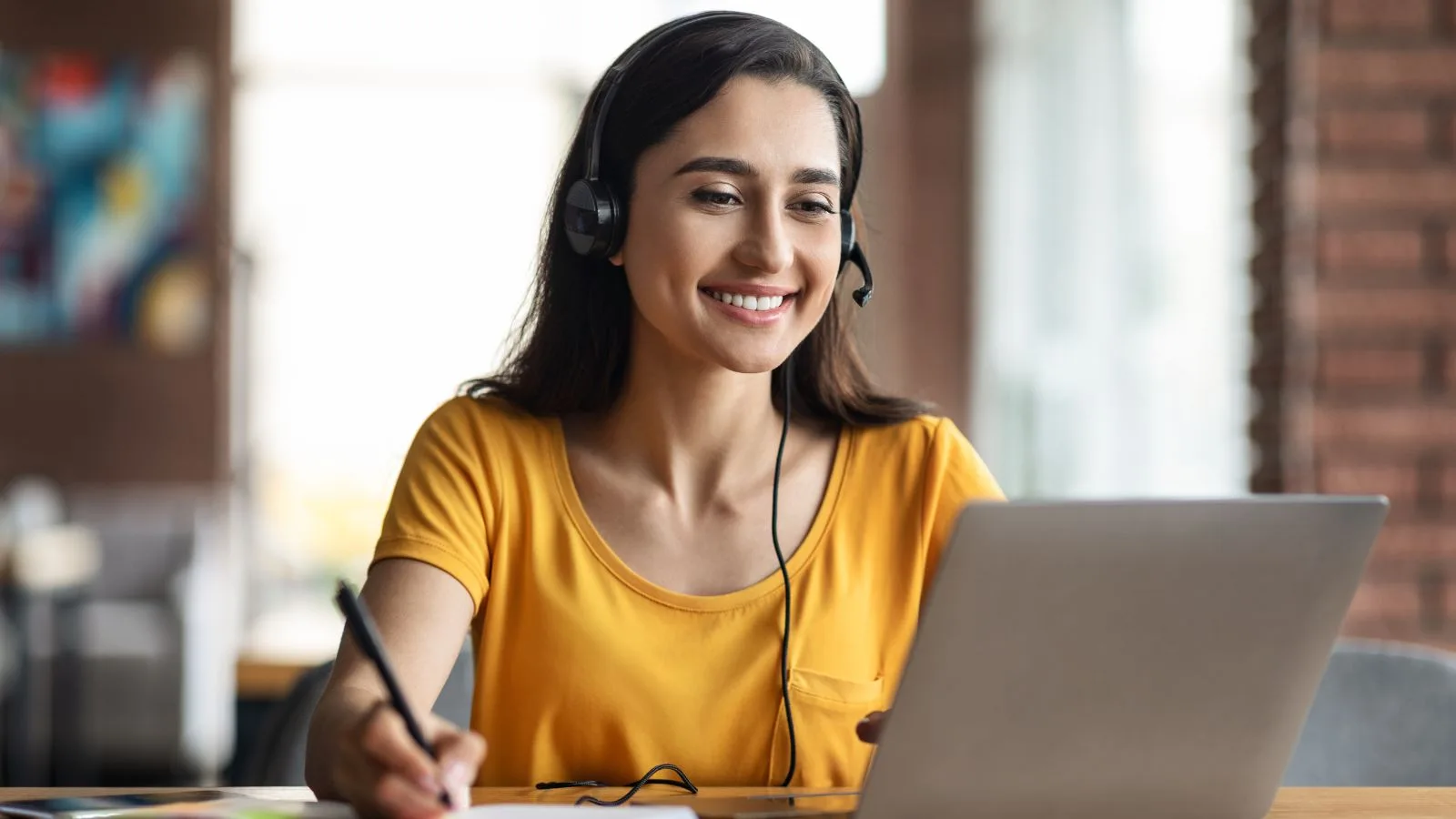 Secretária acadêmica usando tecnologia na educação