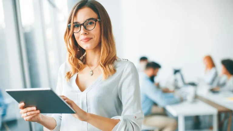 Mulher lendo sobre impactos da IA na educação
