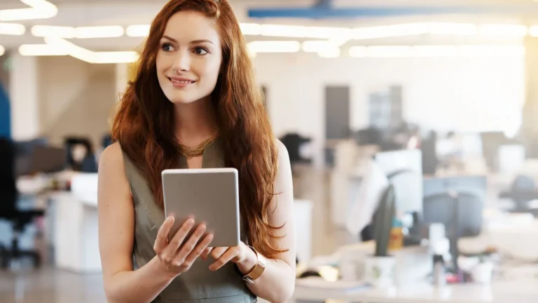 mulher secretária acadêmica lendo como evitar fraudes nos diplomas digitais